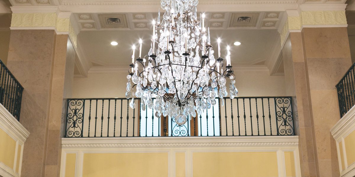 Lustre et hall élégant d'un hôtel